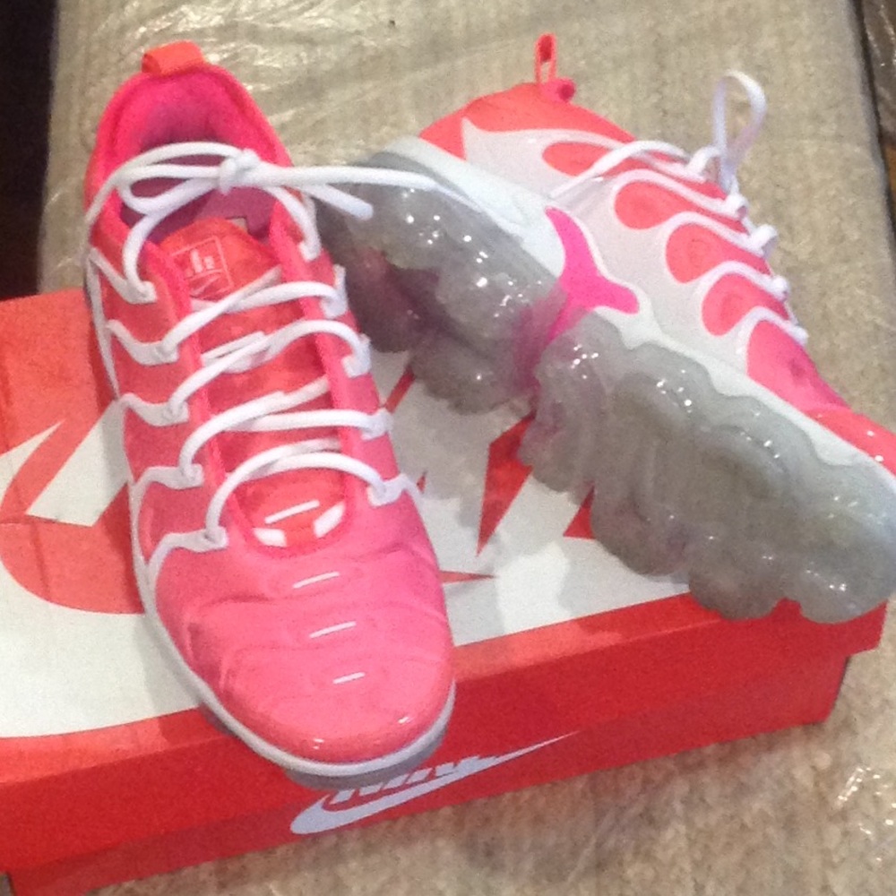NIKE W AIR VAPORMAX PLUS (8.5)